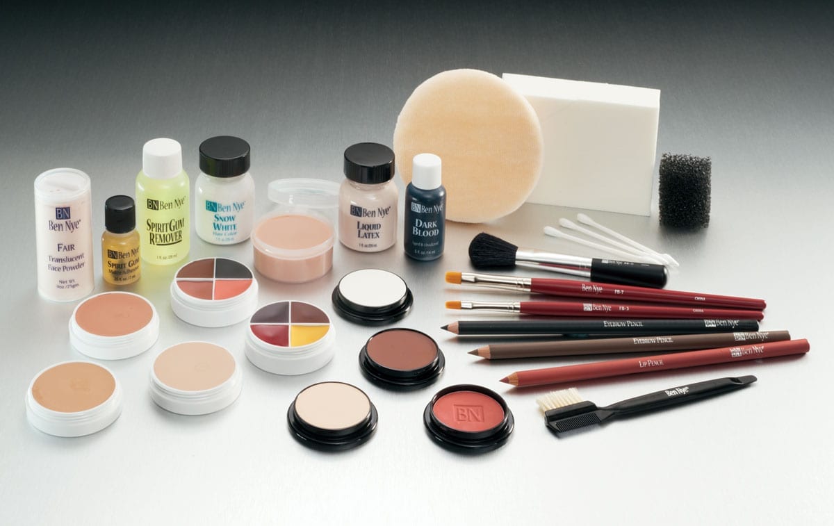 The Ben Nye Professional Cream Makeup Kit is a comprehensive selection of classic theatrical shades, perfectly suited for creating theatrical makeup looks